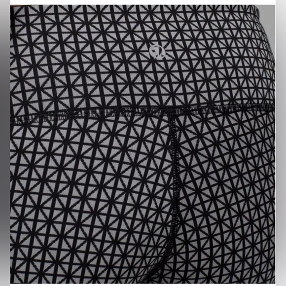 SOLD Lululemon Wunder Under Legging in Tri Geo Silver Spoon Black Size 6 - Picture 9 of 9